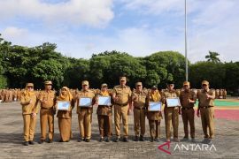 Wali Kota Bekasi serahkan Penghargaan Adiwiyata