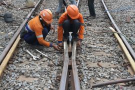 Pemeliharaan jalur kereta jelang Natal