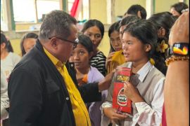 Lamhot salurkan bantuan dan paket Natal ke Pos Pengungsian