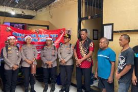 Personel Polda Papua serahkan bingkisan Natal ke tahanan di Rutan Jayapura