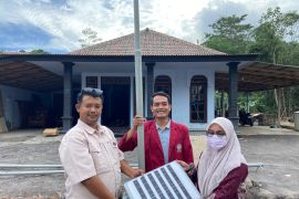 Mahasiswa Umsura bantu petani Supiturang lewat dryer dan lampu surya