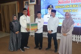 Sekda HSS hadiri silaturrahmi dan penyerahan tali asih ASN purna tugas