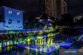 Aksi seni tari di Sungai Ciliwung, alumni IKJ galang donasi korban bencana di Sumatera