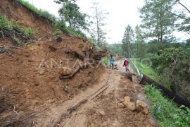 Warga yang terisolir di Aceh Tengah meminta pemerintah percepatan pembukaan akses desa
