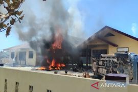 Polsek Muara Batang Gadis dibakar massa