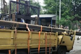 Sopir dan penumpang truk di Cilincing tewas usai tertimpa besi muatannya sendiri