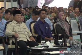 Duduk samping Presiden, ART dan tukang seblak menerima rumah subsidi