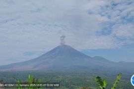 Gunung Semeru kembali erupsi dengan letusan setinggi 1.000 meter