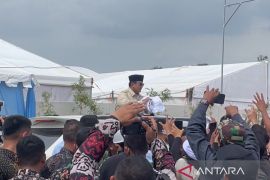 Presiden Prabowo membagikan baju seusai akad massal di Kota Serang