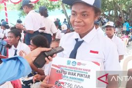 Disdik Biak Numfor sebut beasiswa PIP-KBP membantu pendidikan anak OAP