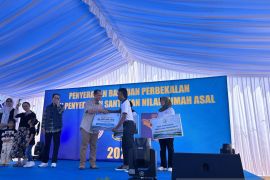 Di Batam, Mentrans serahkan bantuan santunan nilai rumah asal warga Rempang