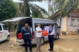 Warga terdampak banjir di Aceh terima penyaluran bantuan dari KAI Sumut