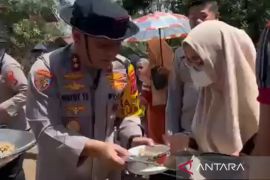 Polda Sumbar salurkan ratusan ribu makanan ke warga terdampak bencana
