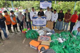 Ketua Komisi VIII DPR salurkan bantuan ke tujuh titik bencana Tapanuli Selatan