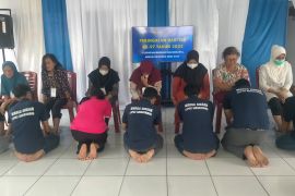 Hari Ibu, WBP Lapas Singkawang basuh kaki ibu