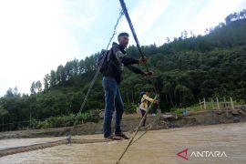 Perjuangan warga sebrangi sungai dengan jembatan tali darurat di Gayo Lues