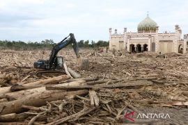 Indonesia speeds up driftwood removal after Sumatra floods