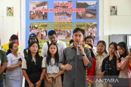 Siswa Nias curhat seberangi sungai ke sekolah pada Gibran