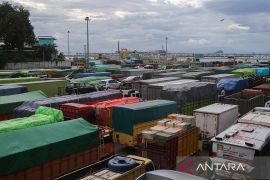Kemenhub tangani antrean panjang kendaraan di Pelabuhan Merak