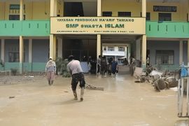 Polri bersihkan lumpur di sekolah Aceh Tamiang agar KBM terlaksana