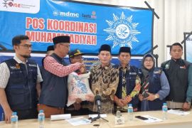 Muhammadiyah menyalurkan 30 ton beras bantuan NGO UEA ke masyarakat korban banjir