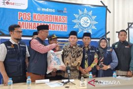 Muhammadiyah salurkan beras bantuan NGO UEA masyarakat korban banjir
