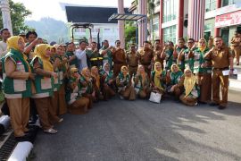 Bupati Pesisir Selatan Hendrajoni serahkan 77 unit traktor roda empat untuk brigade pangan