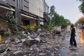 Gapura Paduraksa Pemkab Lamongan ambruk diterjang puting beliung