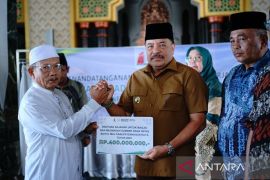 Pemkab Nagan Raya salurkan bantuan sajadah untuk masjid senilai Rp400 juta