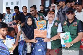 Pemkab Nagan Raya bagikan 300 paket seragam sekolah untuk korban banjir bandang