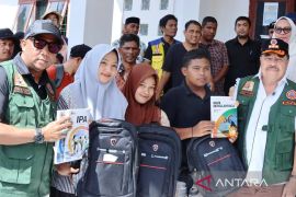 Pemkab Nagan Raya bagikan 300 seragam sekolah untuk korban banjir