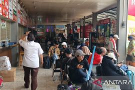 Awak bus di Terminal Kalideres keluhkan penurunan jumlah penumpang