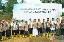 Aksi lingkungan dan wakaf produktif tebar 1.000 pohon di Bogor