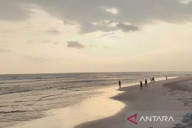 Pemkot Bengkulu larang wisatawan mandi di Pantai Panjang