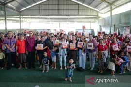 Pemkab Gianyar Bali salurkan makanan tambahan maknai Hari Ibu