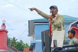 Warga Aik Dewa Lotim demo tolak lapangan desa dijadikan Kopdes Merah Putih