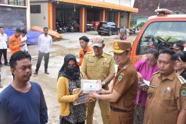 Keluarga terdampak kebakaran di Kapuas terima bantuan uang tunai