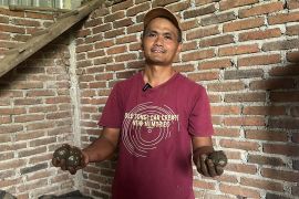 Dampak MBG, omzet perajin telur asin asal Madiun naik