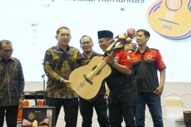 Kemenbud serahkan bantuan alat musik bagi musisi jalanan