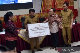 Komisi VII salurkan Rp500 juta untuk UMKM terdampak bencana di Sumbar