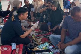 Dokkes Polri obati ratusan warga korban banjir