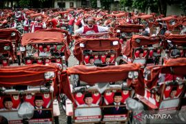 Penyaluran becak listrik bantuan Presiden Prabowo di Solo