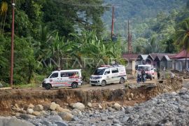 Jalan darurat kembali dibuka di Batu Busuk di Padang