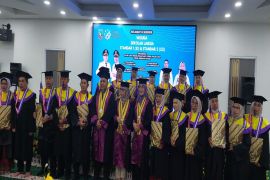 DP3AP2KB Kotabaru wisuda 107 lansia S1 dan S2