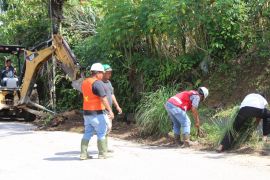 Masyarakat dan perangkat desa apresiasi perbaikan jalan oleh PT Dairi Prima Mineral