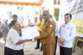 Pemkot Jayapura serahkan rumah layak huni bagi warga orang asli Papua