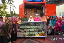 Gubernur Sumbar bersama TP PKK, BKOW, DWP dan donatur buat 2,5 ton rendang untuk korban bencana Sumatera