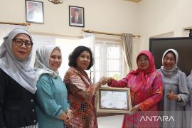 Ketua DPRD NTB terima penghargaan tokoh perempuan inspiratif