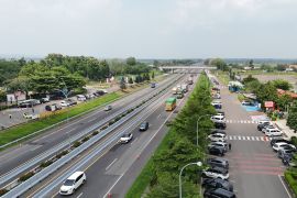 Arus kendaraan ke Cirebon meningkat di H-2 Natal