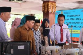 Pemkab Mojokerto serahkan bantuan peralatan pelaku UMKM